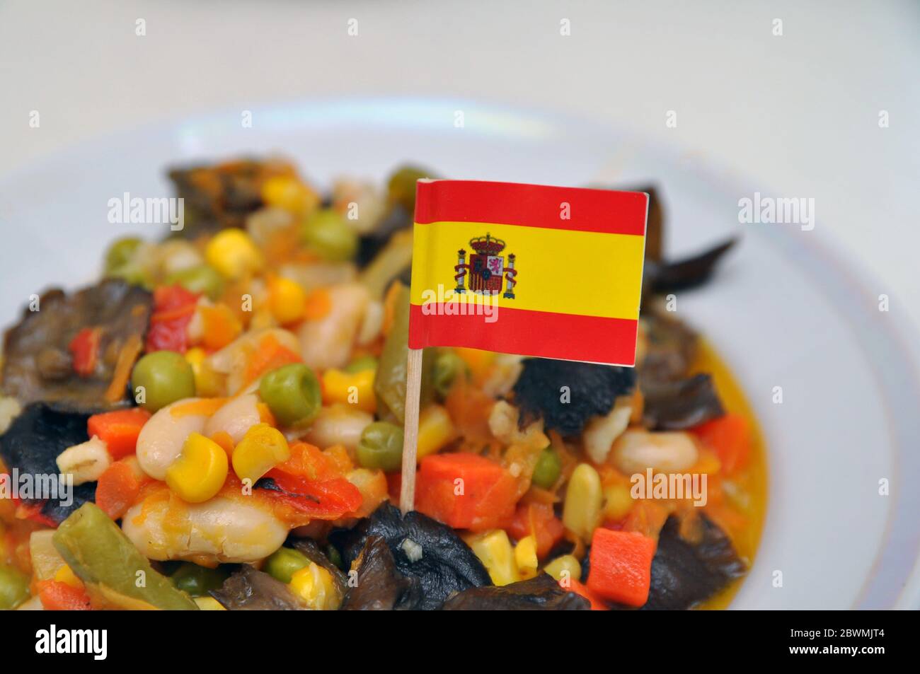 Un piatto di verdure stufate sul tavolo domestico. Spagna. Foto Stock