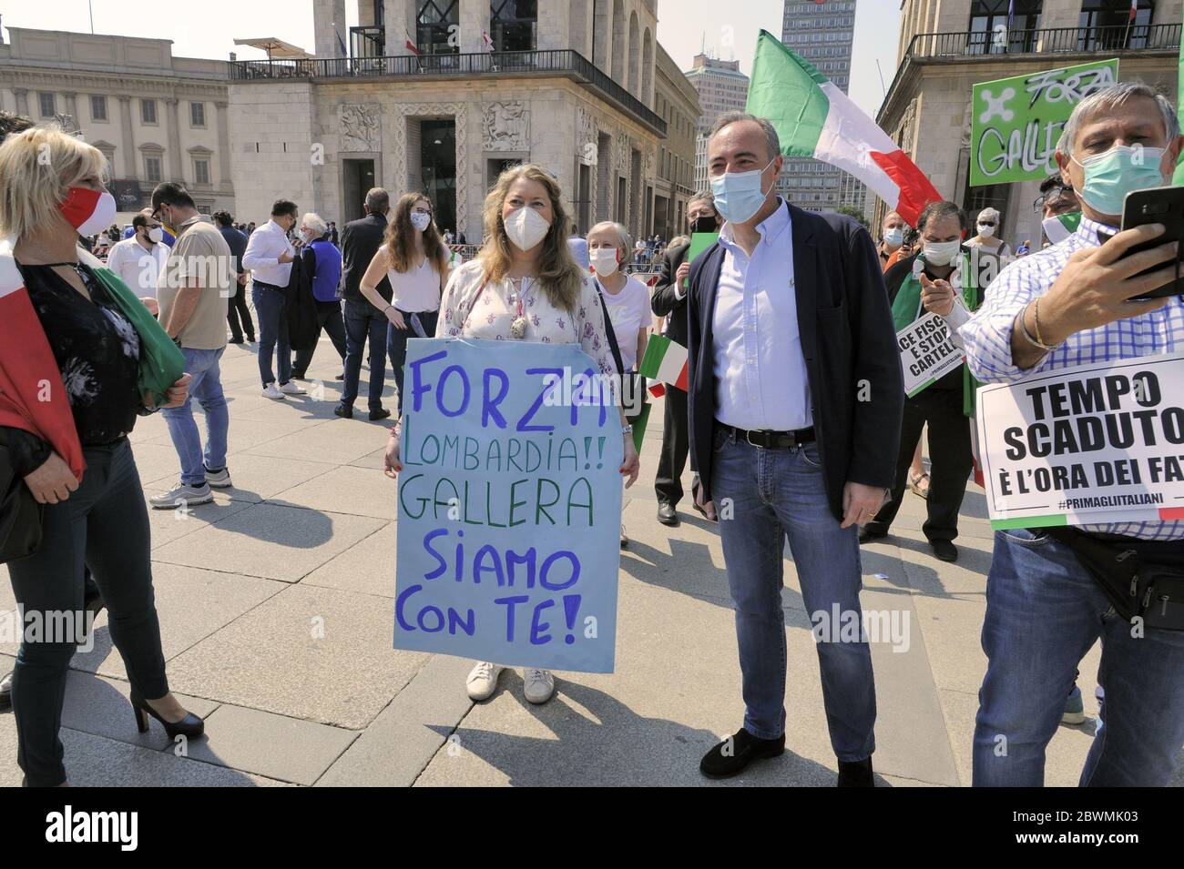 Milano (Italia), in occasione del 2 giugno, Festa della Repubblica, le parti di destra, Lega di Matteo Salvini, I Fratelli d'Italia di Giorgia Meloni e forza Italia di Berlusconi occupavano le piazze di molte città italiane in protesta contro la gestione dell'epidemia di Coronavirus da parte del Governo e contro le misure di contrasto alla conseguente crisi economica. Giulio Gallera, Consigliere per la Salute della Regione Lombardia governato dalla destra, responsabile della sua discutibile gestione dell'emergenza Covid-19. Foto Stock