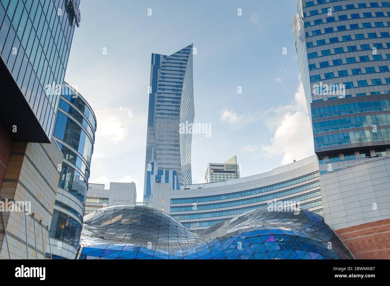 Varsavia, Polonia - 2020/06/01: Vista panoramica del centro città con i moderni grattacieli - Varsavia Centro finanziario in via Emilii Plater e Golden Foto Stock