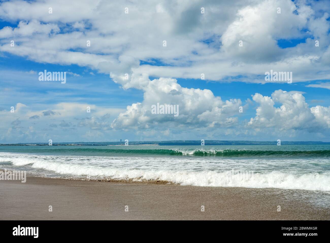 Petitenget Beach a Seminyak in giornata di sole, popolare Sunset Beach a Bali, Indonesia Foto Stock