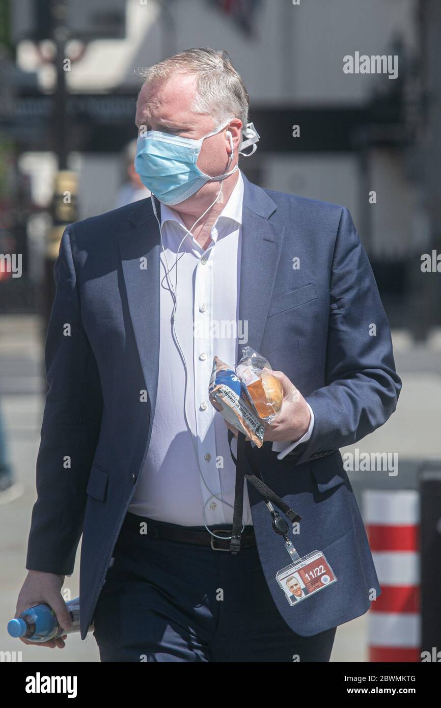 WESTMINSTER LONDON, REGNO UNITO. 2 giugno 2020. Tony crebbe indossando una maschera protettiva arriva al Parlamento dopo la cavità. I deputati britannici tornano oggi dopo la pausa dopo che il governo ha smantellato i sistemi di procedimenti virtuali in vigore dalla fine di aprile che hanno permesso di votare a distanza e dibattiti virtuali e gli MP sono preoccupati per i rischi per la salute durante la crisi del coronavirus e possono essere tenuti a formarsi -lunghe code per rispettare le regole di distanza fisica durante il voto. Credit: amer Ghazzal/Alamy Live News Foto Stock