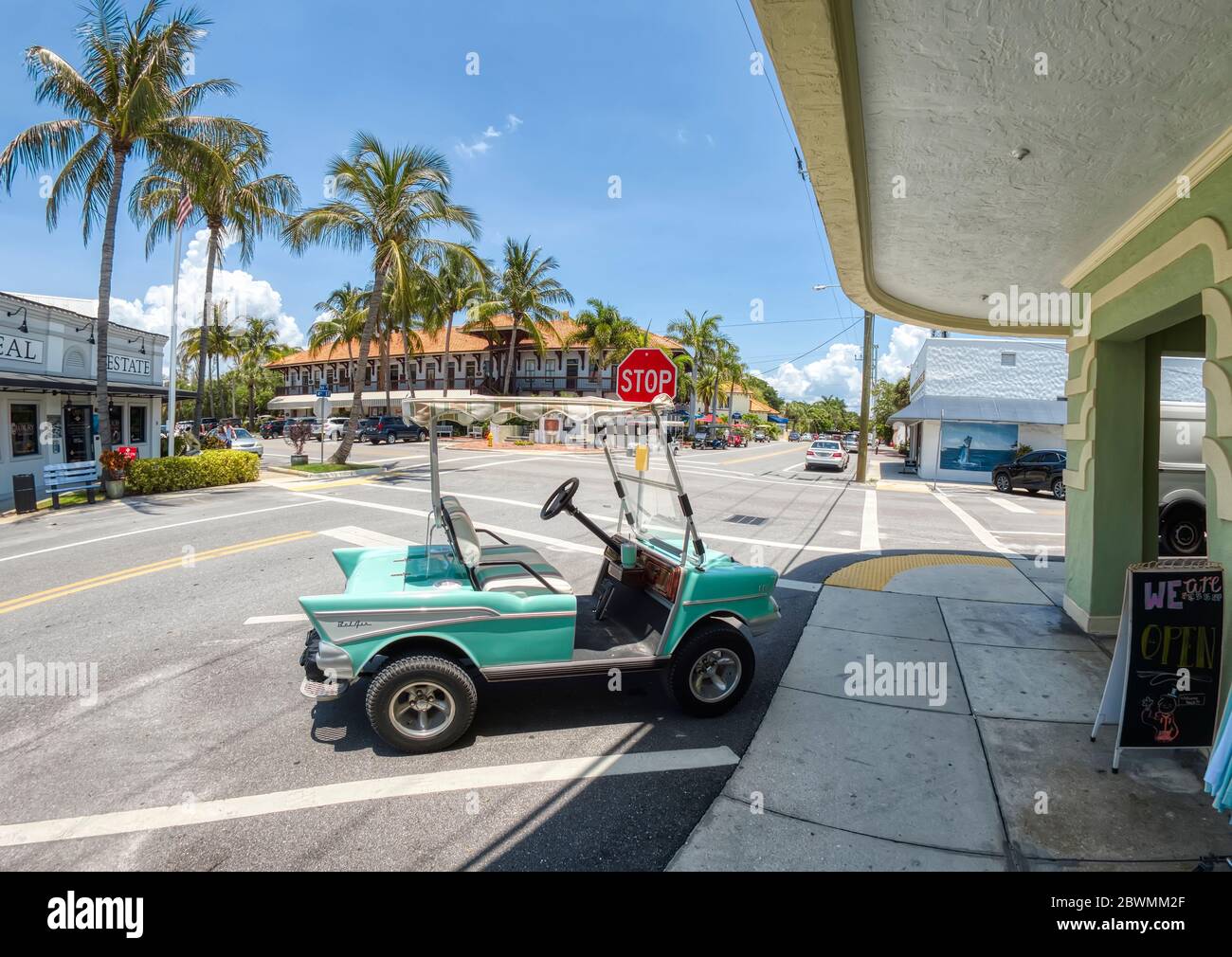 Golf cart s a Boca Grande sull'isola di Gasparilla sul Golfo del Messico, nella Florida sudoccidentale degli Stati Uniti Foto Stock