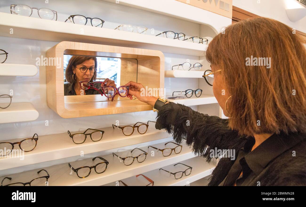 OTTICO A PARIGI Foto Stock