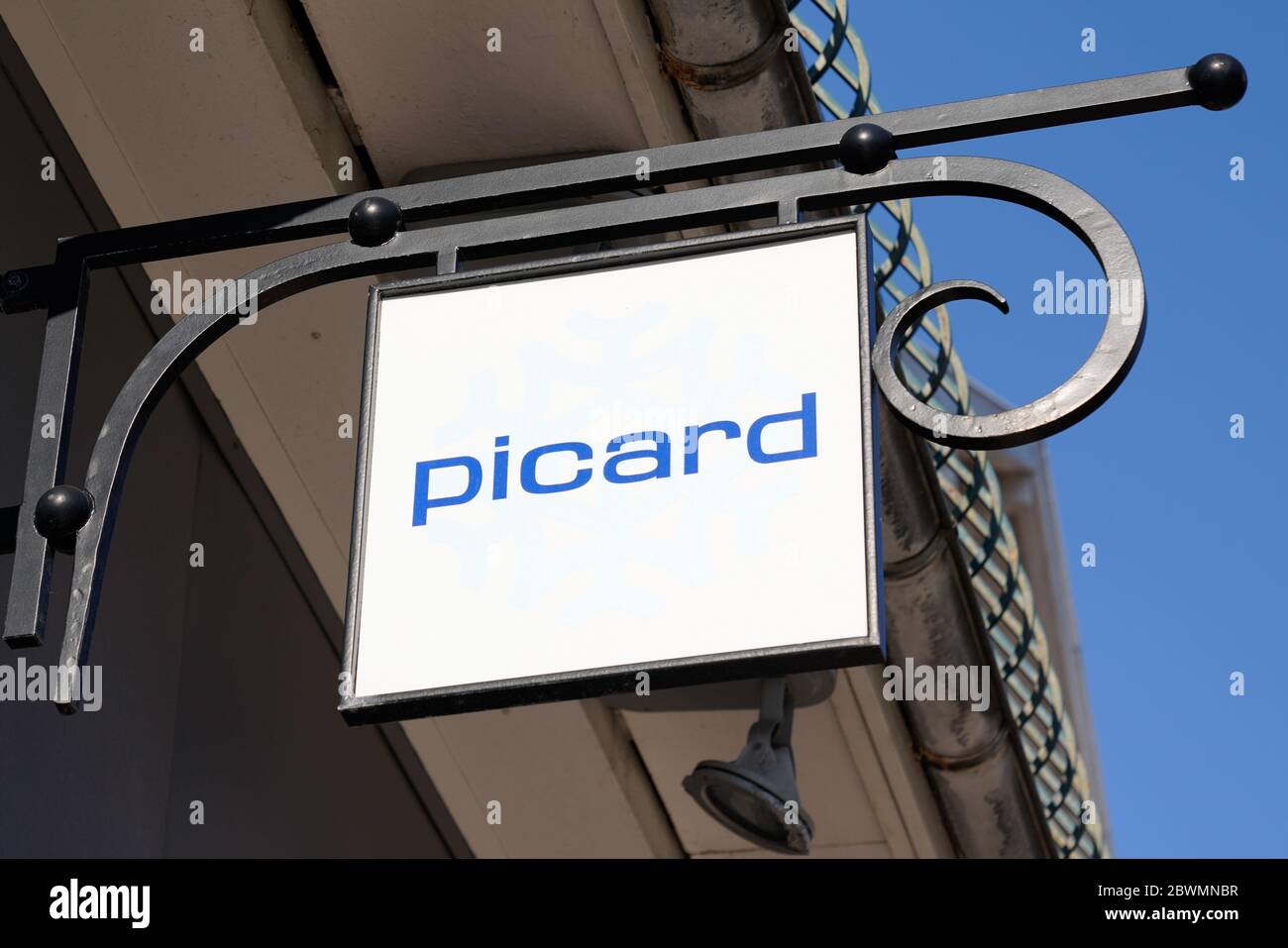 Bordeaux , Aquitaine / Francia - 05 05 2020 : il logo Picard della società francese di distribuzione di prodotti congelati Foto Stock