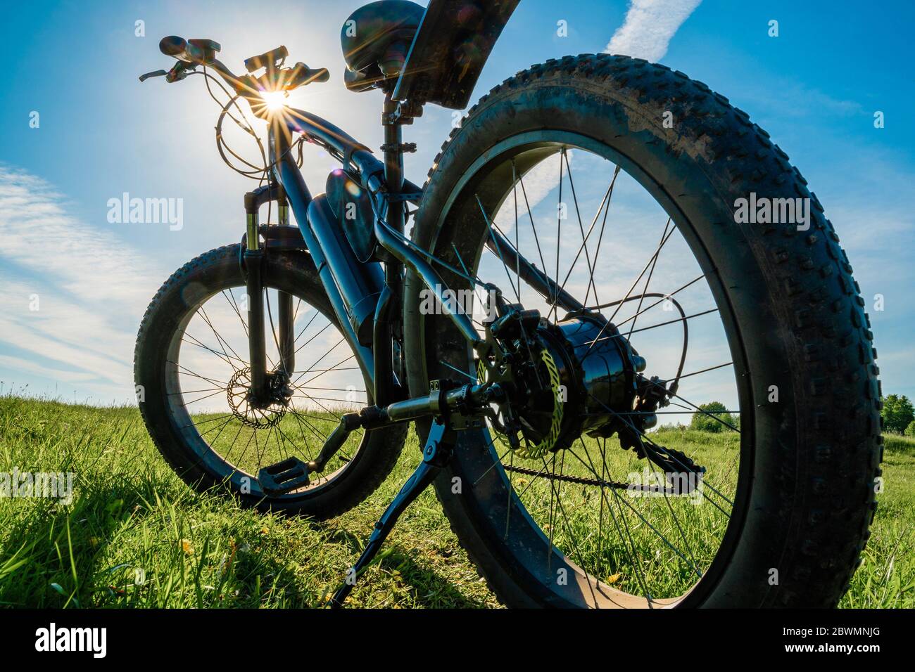 Bicicletta elettrica con ruote spesse in natura. Primo piano su Fatbike. Foto Stock