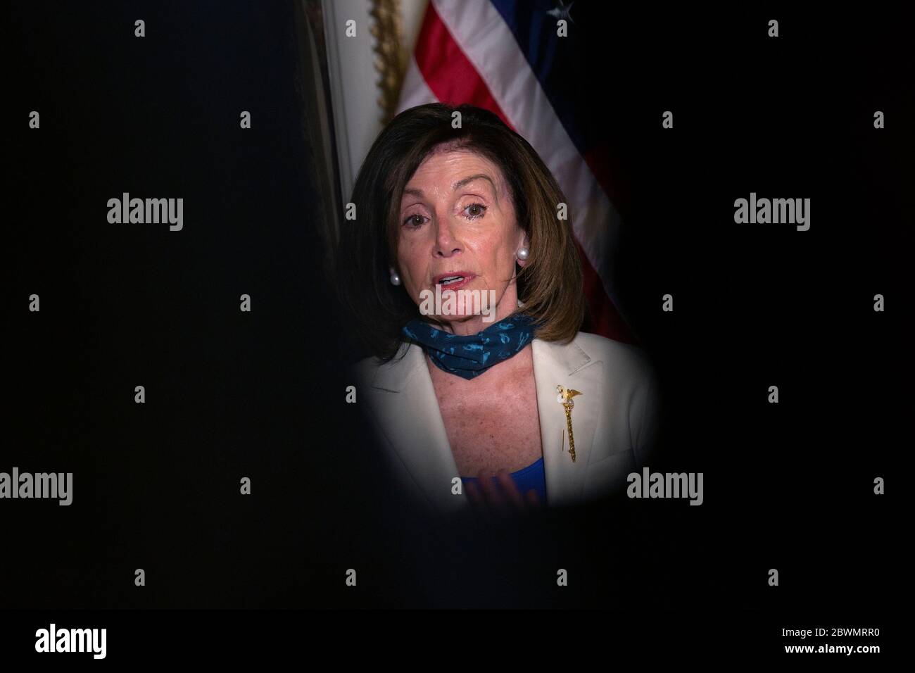 Il relatore della Camera dei rappresentanti degli Stati Uniti Nancy Pelosi (democratico della California) parla mentre tiene la Bibbia dopo una cerimonia di iscrizione del disegno di legge per l'Uyghur Human Rights Policy Act del 2020 presso il Campidoglio degli Stati Uniti a Washington, DC, Stati Uniti, martedì 2 giugno 2020. Lunedì, la polizia ha utilizzato il gas lacrimogeno per liberare i manifestanti da Lafayette Square, in modo che il presidente degli Stati Uniti Donald J. Trump potesse raggiungere a piedi la chiesa episcopale di San Giovanni. Credit: Stefani Reynolds/CNP /MediaPunch Foto Stock