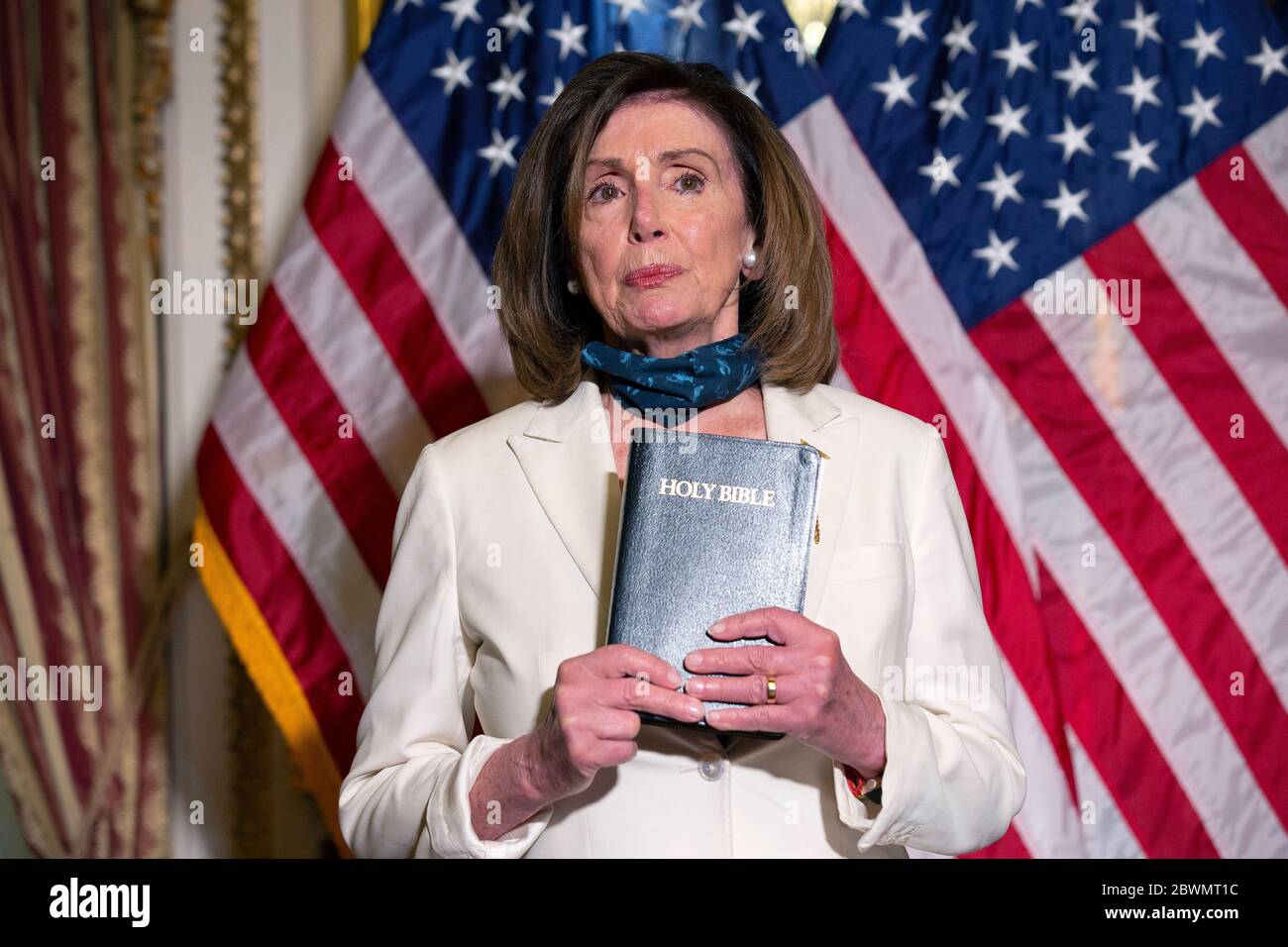 Washington, DC, Stati Uniti. 2 Giugno 2020. Presidente della Camera dei rappresentanti degli Stati Uniti Nancy Pelosi (democratico della California) tiene la Bibbia dopo una cerimonia di iscrizione del disegno di legge per l'Uyghur Human Rights Policy Act del 2020 presso il Campidoglio degli Stati Uniti a Washington, DC, USA, martedì 2 giugno 2020. Lunedì, la polizia ha utilizzato il gas lacrimogeno per liberare i manifestanti da Lafayette Square, in modo che il presidente degli Stati Uniti Donald J. Trump potesse raggiungere a piedi la chiesa episcopale di San Giovanni. Credit: Stefani Reynolds/CNP | Usage worldwide Credit: dpa/Alamy Live News Foto Stock