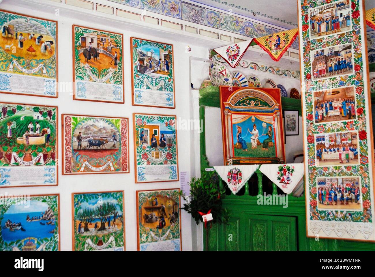 Grecia, isola di Karpathos, interno del museo locale con oggetti decorativi tradizionali al villaggio di Olympos, agosto 30 2008. Foto Stock