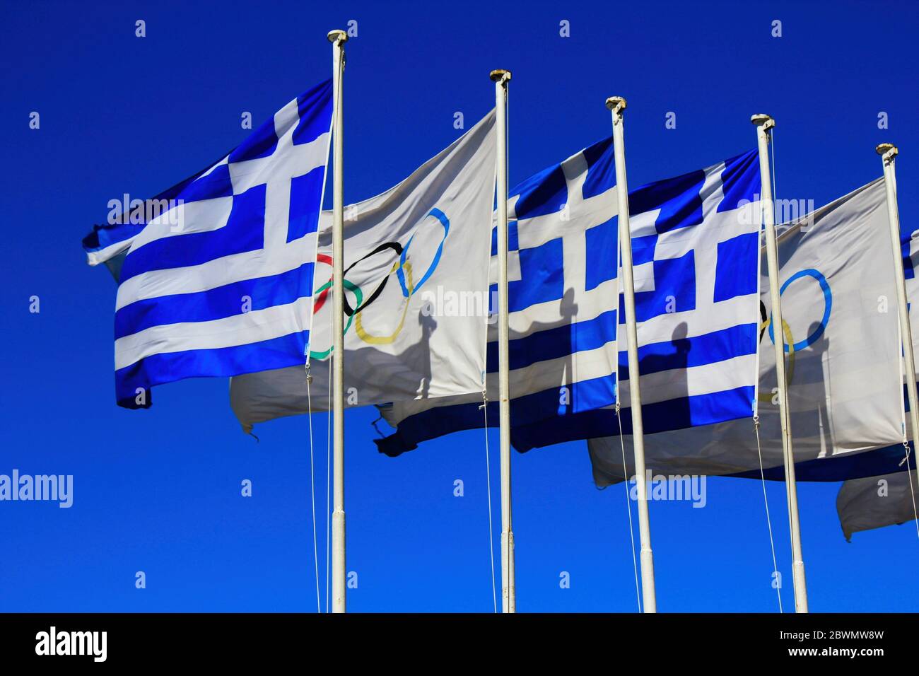 Bandiere greche e bandiere olimpiche sventolano - Atene, Grecia, 3 marzo 2020. Foto Stock