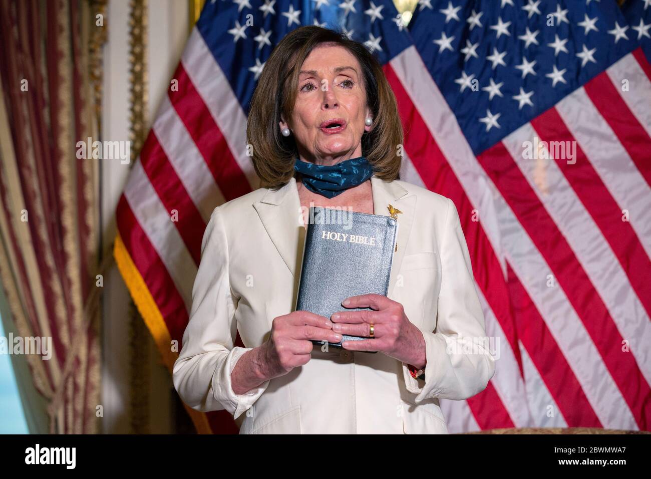 Washington, DC, Stati Uniti. 2 Giugno 2020. Presidente della Camera dei rappresentanti degli Stati Uniti Nancy Pelosi (democratico della California) tiene la Bibbia dopo una cerimonia di iscrizione del disegno di legge per l'Uyghur Human Rights Policy Act del 2020 presso il Campidoglio degli Stati Uniti a Washington, DC, USA, martedì 2 giugno 2020. Lunedì, la polizia ha utilizzato il gas lacrimogeno per liberare i manifestanti da Lafayette Square, in modo che il presidente degli Stati Uniti Donald J. Trump potesse raggiungere a piedi la chiesa episcopale di San Giovanni. Credit: Stefani Reynolds/CNP | Usage worldwide Credit: dpa/Alamy Live News Foto Stock