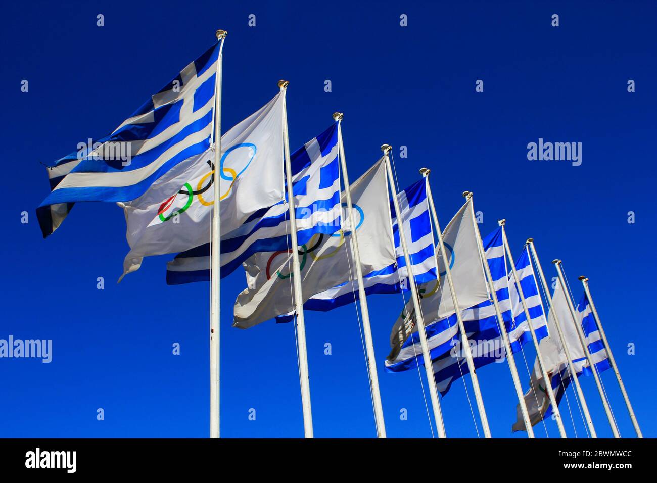 Bandiere greche e bandiere olimpiche sventolano - Atene, Grecia, 3 marzo 2020. Foto Stock