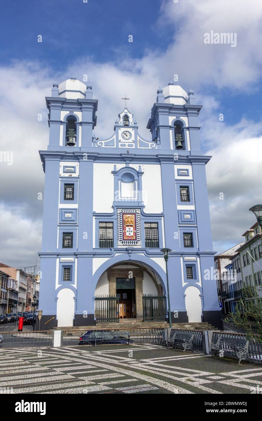 La Chiesa Blu di Igreja da Misericórdia che guarda verso il porto e l'Oceano Atlantico Angra do Heroismo isola di Terceira le Azzorre Portogallo, chu Foto Stock