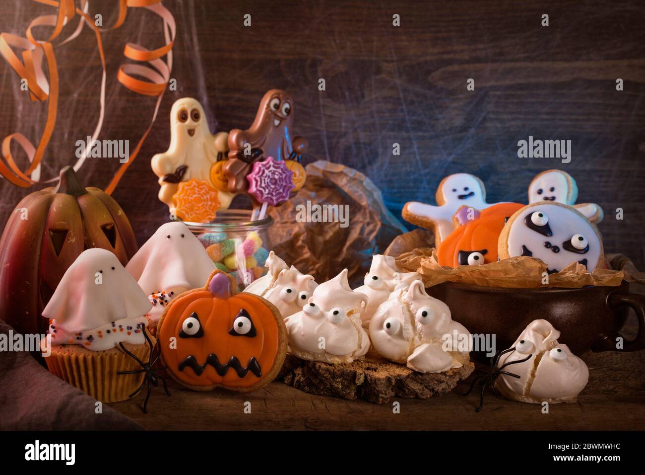 Dolci per la festa di Halloween su uno sfondo di legno Foto Stock