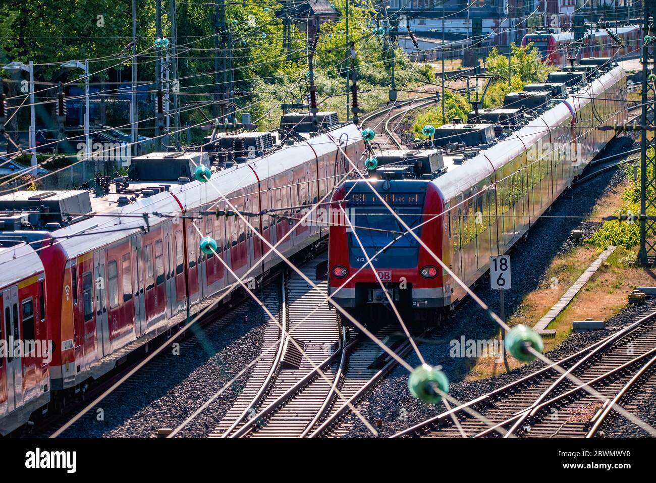 Treni S-Bahn in un'ora di punta alla stazione di Bad Homburg vicino a Francoforte sul meno Foto Stock