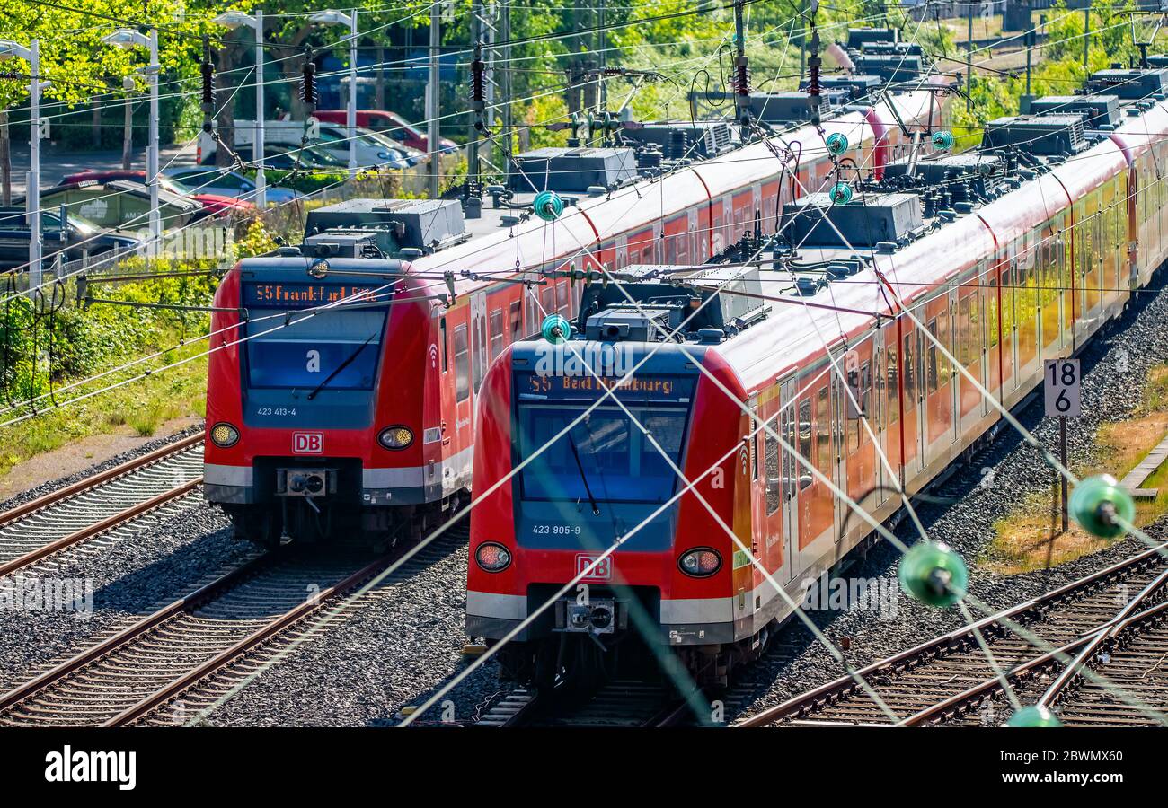 Treni S-Bahn in un'ora di punta alla stazione di Bad Homburg vicino a Francoforte sul meno Foto Stock