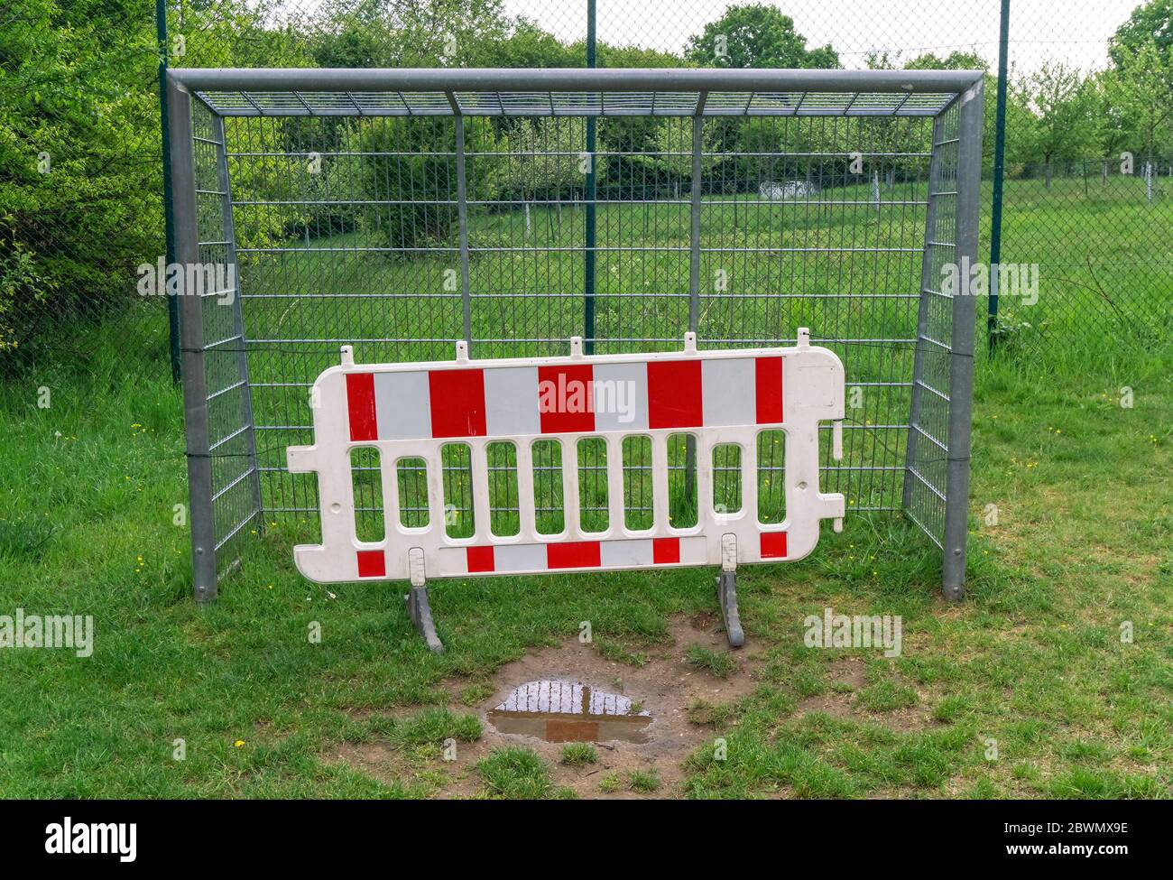 Cancello su un campo di calcio che è chiuso con una barriera durante la pandemia di Corona. Foto Stock