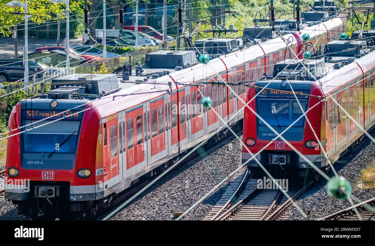 Treni S-Bahn in un'ora di punta alla stazione di Bad Homburg vicino a Francoforte sul meno Foto Stock