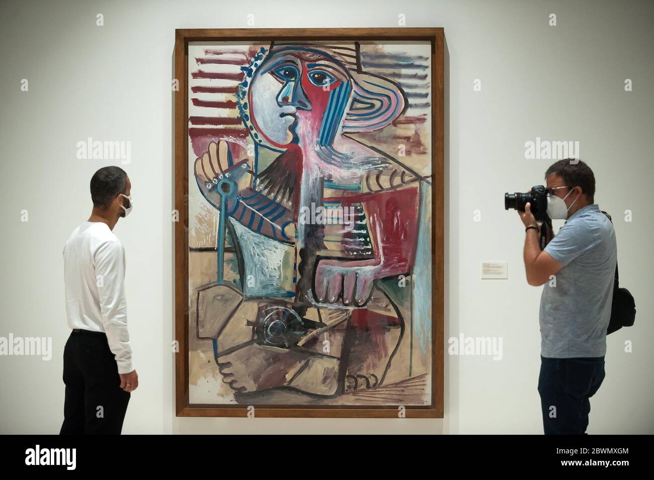 Un fotografo scatta una foto di un dipendente che guarda un dipinto esposto durante la mostra "Dialogues with Picasso: Collection 2020-2023" al Museo Picasso. La nuova collezione permanente arriva al museo con 120 opere organizzate dalla Fondazione Almine, Bernard Ruiz-Picasso per l'Arte (FABA) e sostenute dalla squadra artistica del Museo Picasso. Questa mostra ha opere d'arte importanti come un arazzo basato sui dipinti originali di 'le Signore di Avignone', la scultura cubista 'vetro d'absinthe' o il dipinto 'Susanna e gli anziani'. Foto Stock