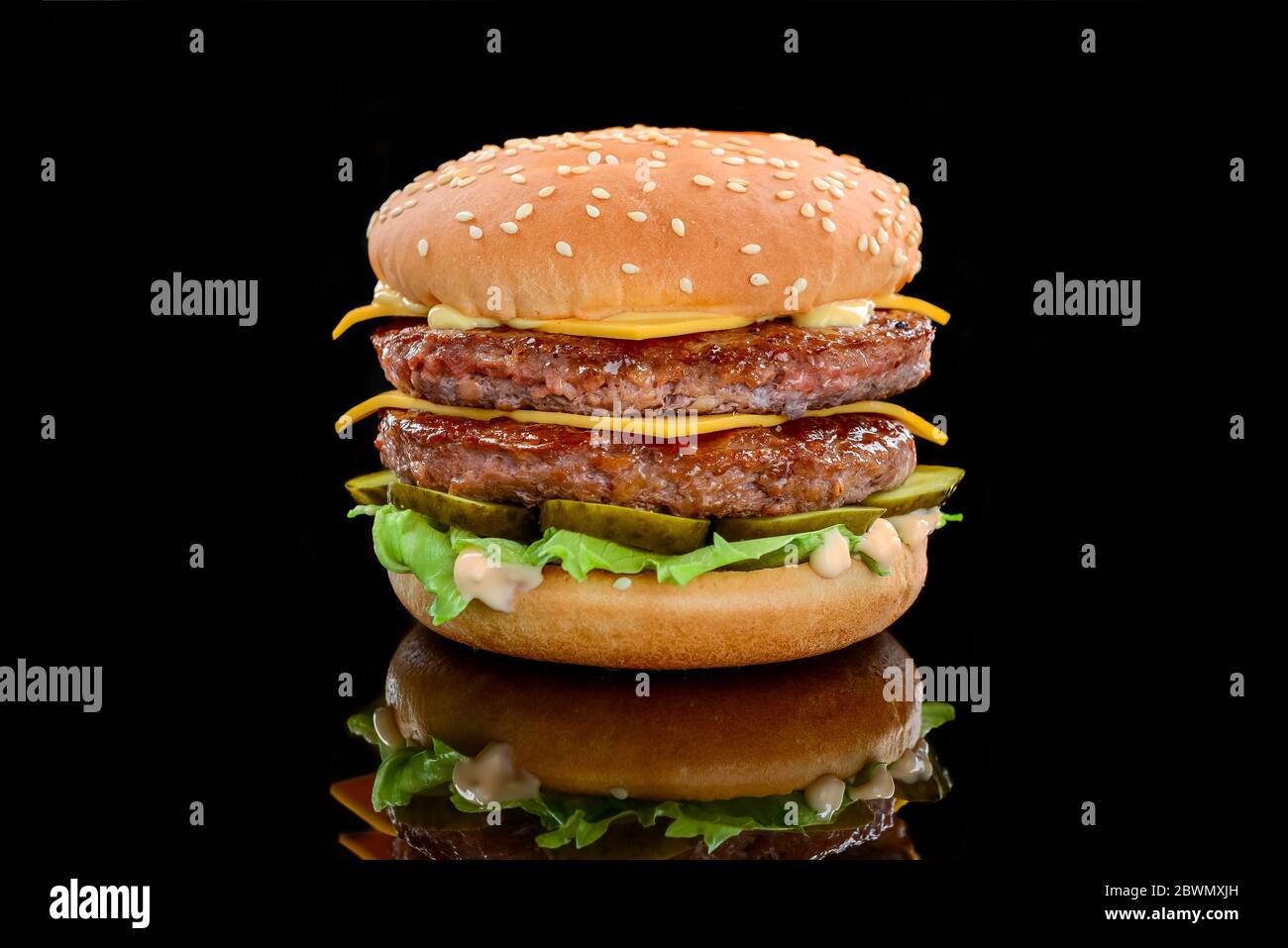 Un cheeseburger doppio in stile classico con due polpettine di manzo Foto Stock