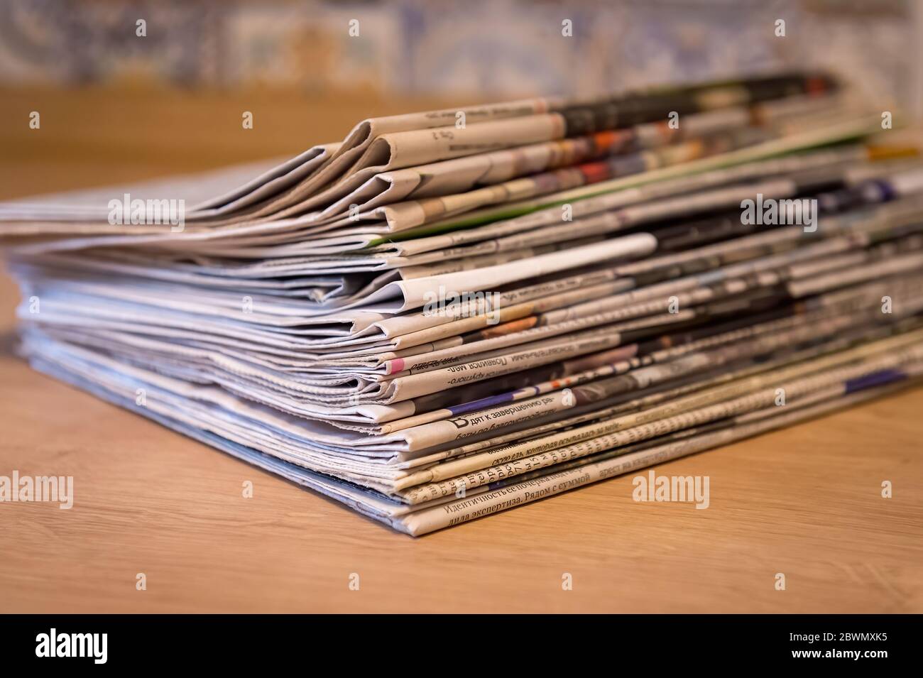 fuoco selettivo dei giornali di impilamento ripiegati luogo su legno tabella Foto Stock