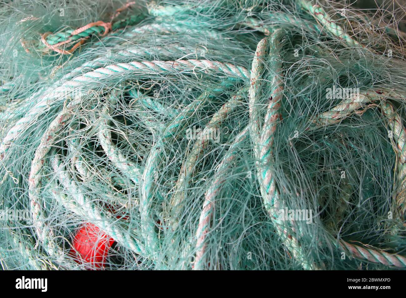 Primo piano di corda verde turchese e reti da pesca utilizzate per la pesca o la vela, Norvegia. Foto Stock