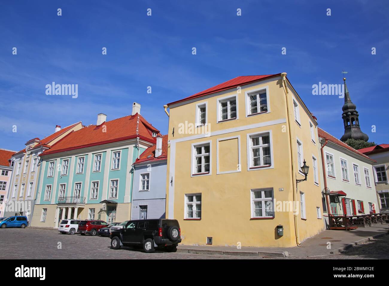 Splendidi edifici medievali colorati, tra cui il vecchio ufficio postale e tetti della città dell'UNESCO, la città vecchia, Tallinn, Estonia. Foto Stock