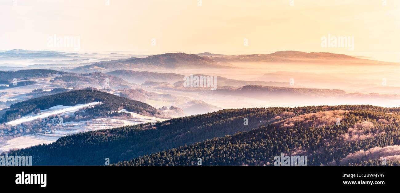 Paesaggio collinare in giornata soleggiata e nebbiosa. Inversione del tempo. Gested - crinale di Kozakov, Repubblica Ceca. Foto Stock