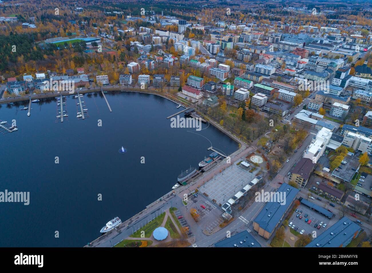 Sopra la città di Lappeenranta in un giorno nuvoloso di ottobre (fotografia aerea). Finlandia Foto Stock