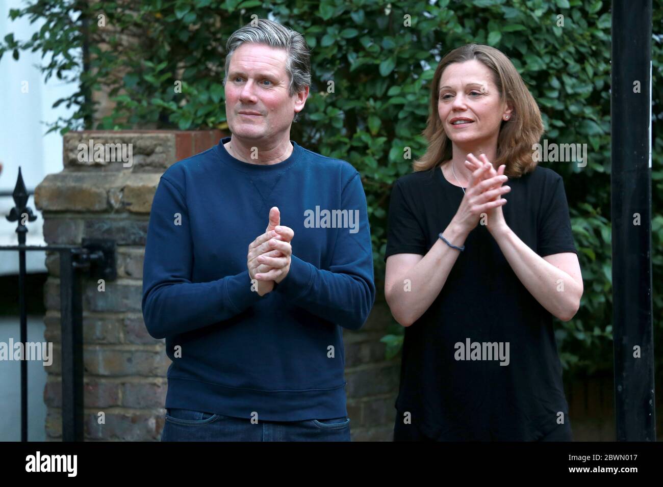 21 maggio 2020: Sir Keir Starmer e Victoria Starmer applaudono per i lavoratori chiave fuori dalla loro casa nel nord di Londra, Regno Unito. Foto Stock