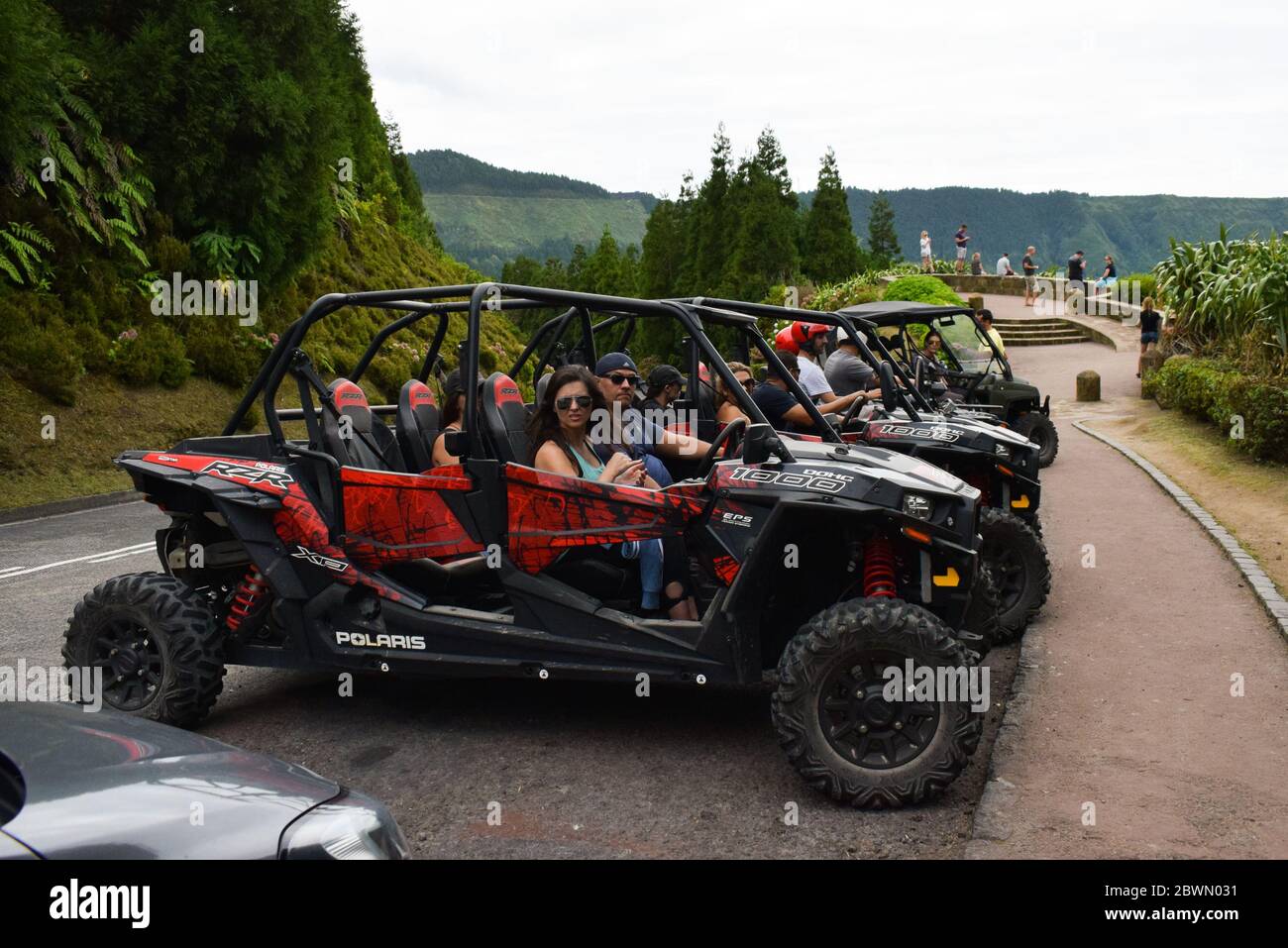 Le persone che cavalcano quad stanno accodando prima della gara. Foto Stock