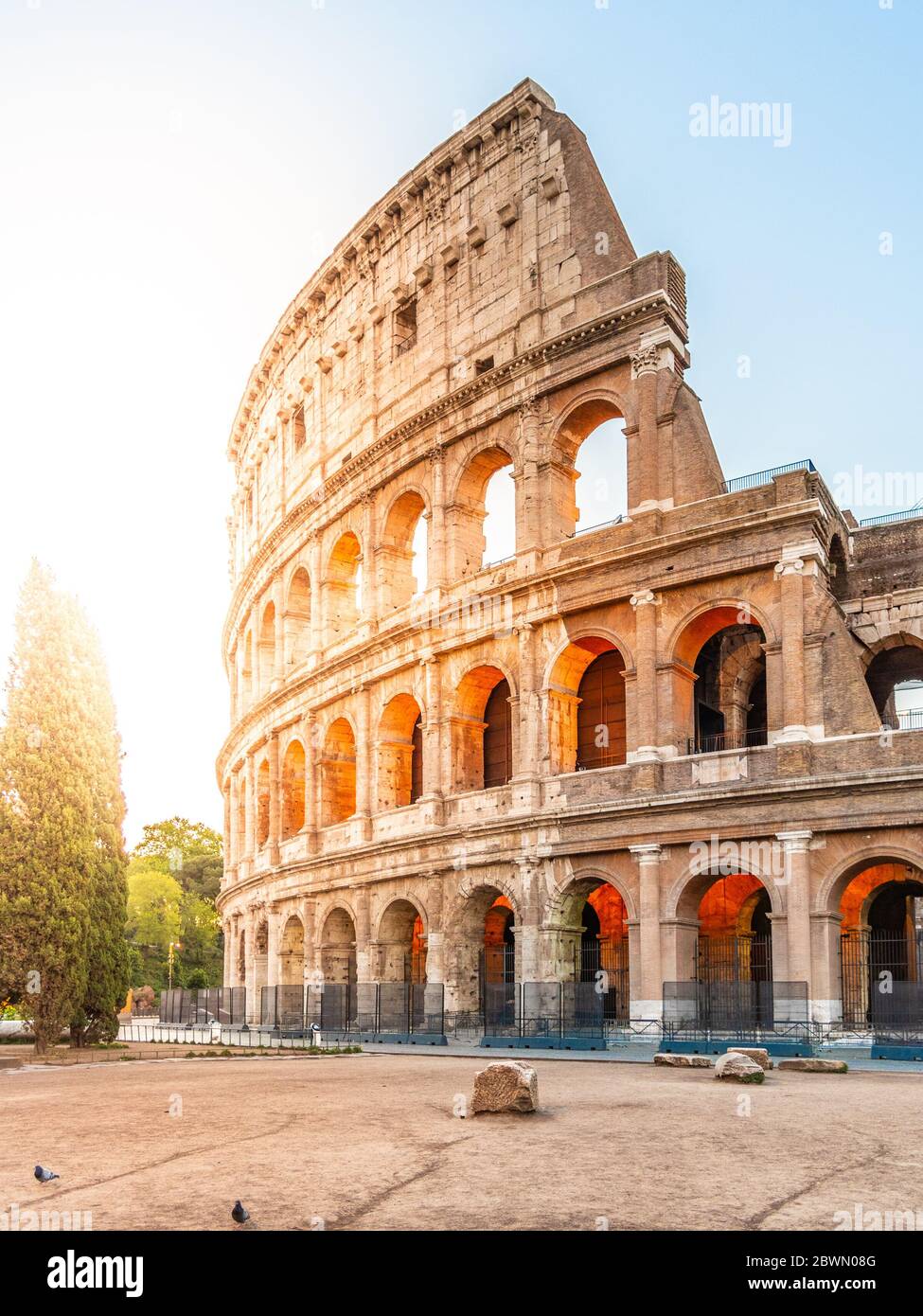 Colosseo o Colosseo. Alba mattutina presso l'enorme anfiteatro romano, Roma, Italia Foto Stock