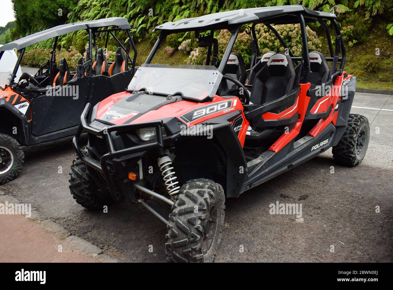 Le quad senza persone sono in fila, pronte per essere cavalcate. Foto Stock