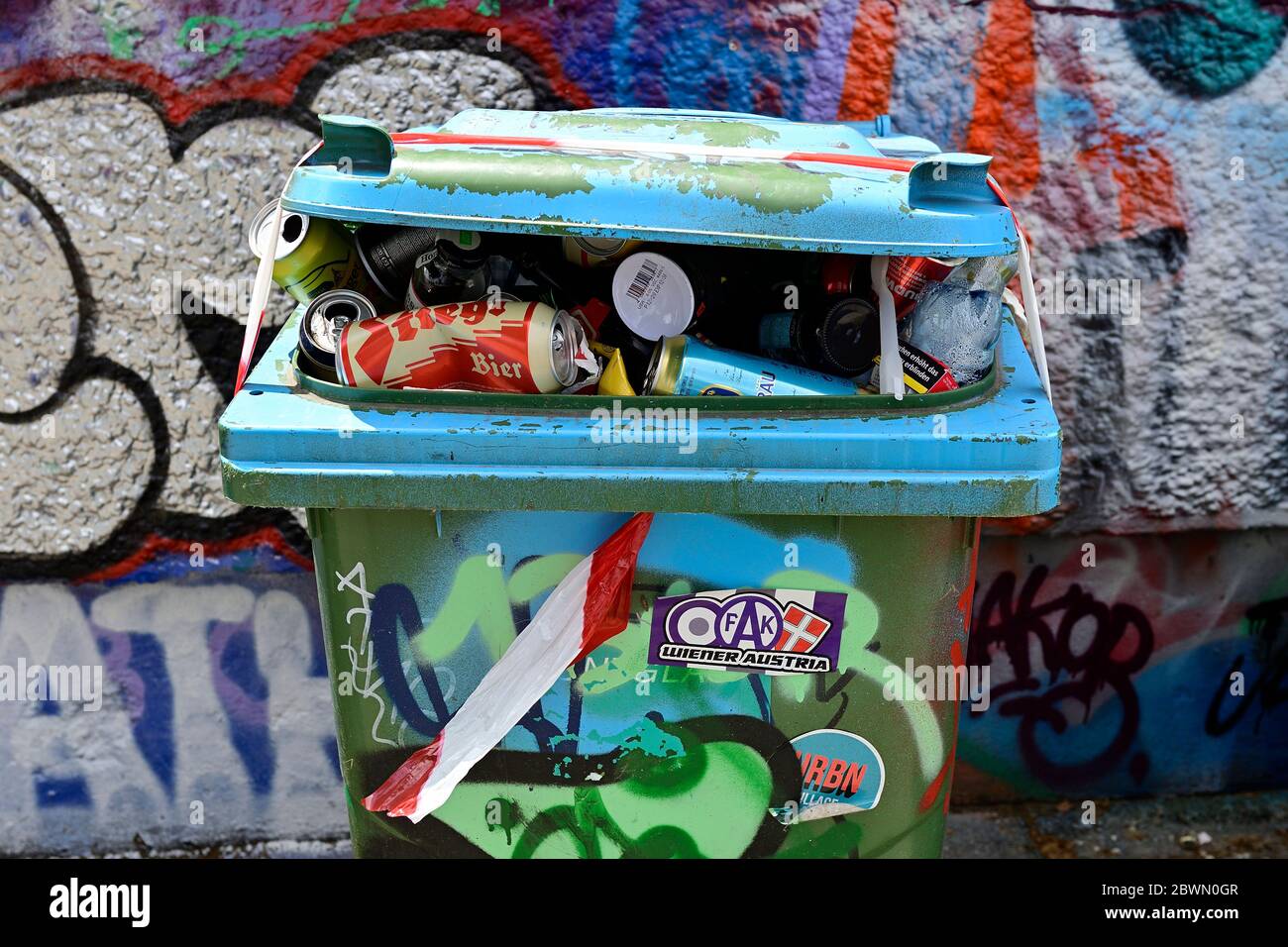 Vienna, Austria. La spazzatura può essere graffiti sul canale del Danubio Foto Stock