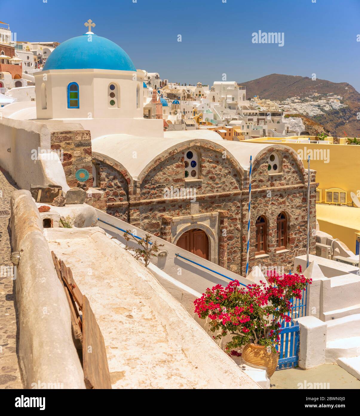 Una bella chiesa a cupola blu a Oia sull'isola caldera di Santorini nel mare Egeo, Grecia Foto Stock
