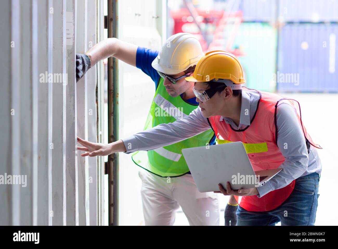 Ispezione e controllo tecnico della resistenza delle pareti del contenitore del carico merci per verificarne la sicurezza in conformità alla norma internazionale e allo standard intermodale dei contenitori. Foto Stock