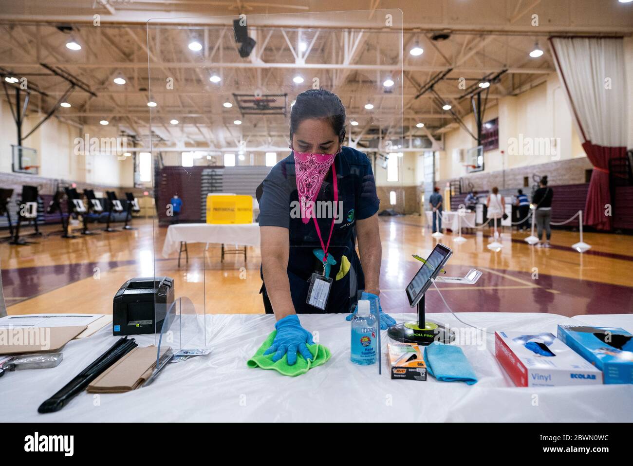 Washington, Stati Uniti. 02 giugno 2020. Un lavoratore pulisce un luogo di check-in per aiutare a fermare la diffusione del coronavirus in un luogo di polling per le elezioni primarie DC a Washington, DC martedì 2 giugno 2020. Sette stati detengono oggi premi in mezzo alla pandemia COVID-19 che ha ucciso più di 103,000 persone negli Stati Uniti. Foto di Kevin Dietsch/UPI Credit: UPI/Alamy Live News Foto Stock