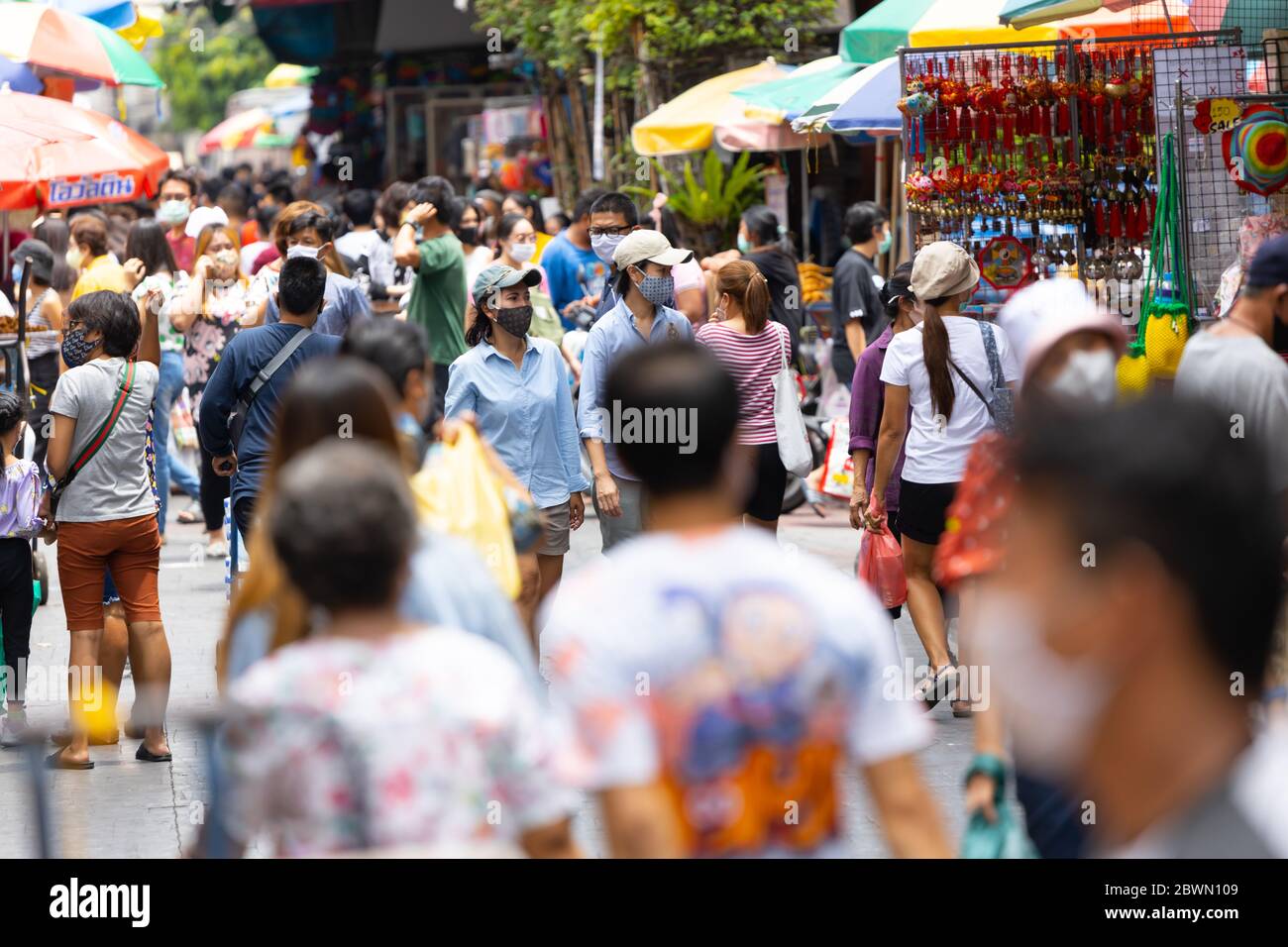 Folla di persone che camminano scrambling nel mercato di Sampeng Yaowarat senza prestare attenzione alla guida sociale di allontanamento dal governo. 30 maggio 2020, B. Foto Stock