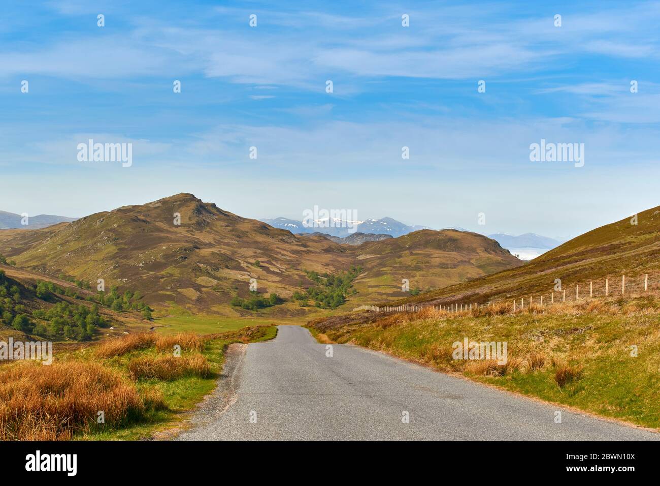 LA STRADA MILITARE DEL GENERAL WADE SUL LATO SUD DI LOCH NESS SCOZIA DA HILL SOPRA LOCH TARFF GUARDANDO VERSO LA CATENA MONTUOSA BEN NEVIS Foto Stock