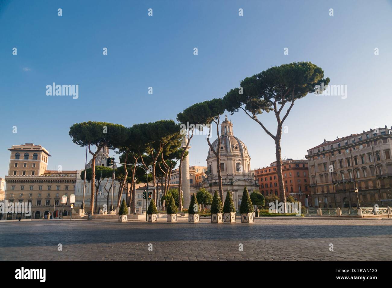 Via vuota a Roma vicino alla colonna di Traiano e alla Chiesa del Santo Nome di Maria al Foro Traiano Foto Stock