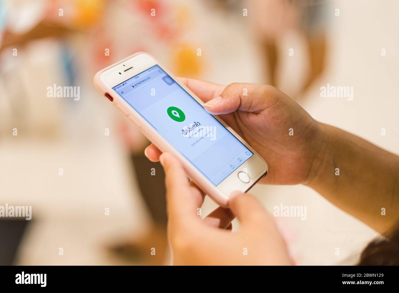 Piattaforma online per il telefono cellulare ‘Thai Chana’ per il visitatore del negozio Check-in quando si va a fare acquisti al supermercato, nuove misure di controllo Coronavirus(COVID-19) da T Foto Stock