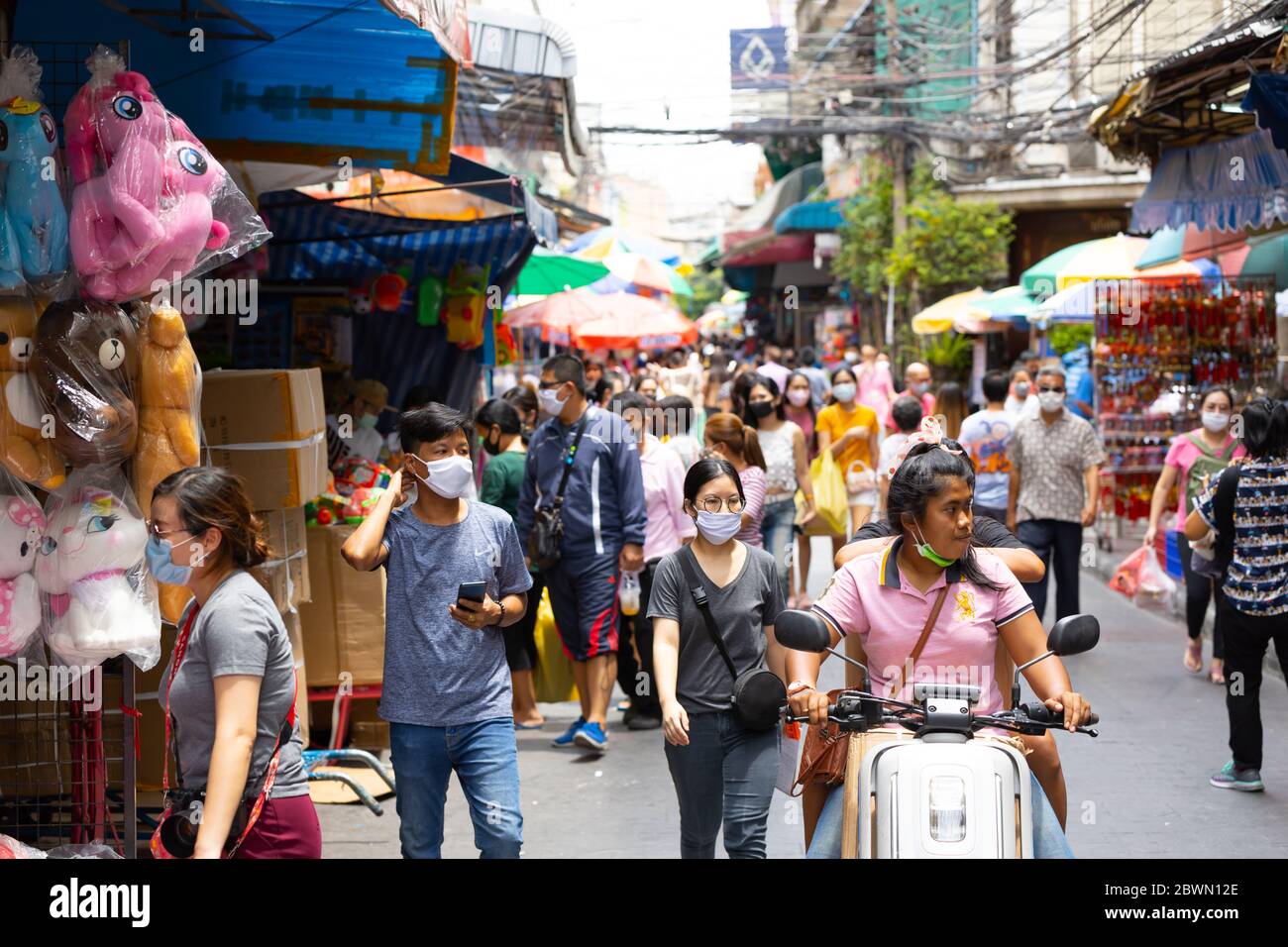 Folla di persone che camminano scrambling nel mercato di Sampeng Yaowarat senza prestare attenzione alla guida sociale di allontanamento dal governo. 30 maggio 2020, B. Foto Stock