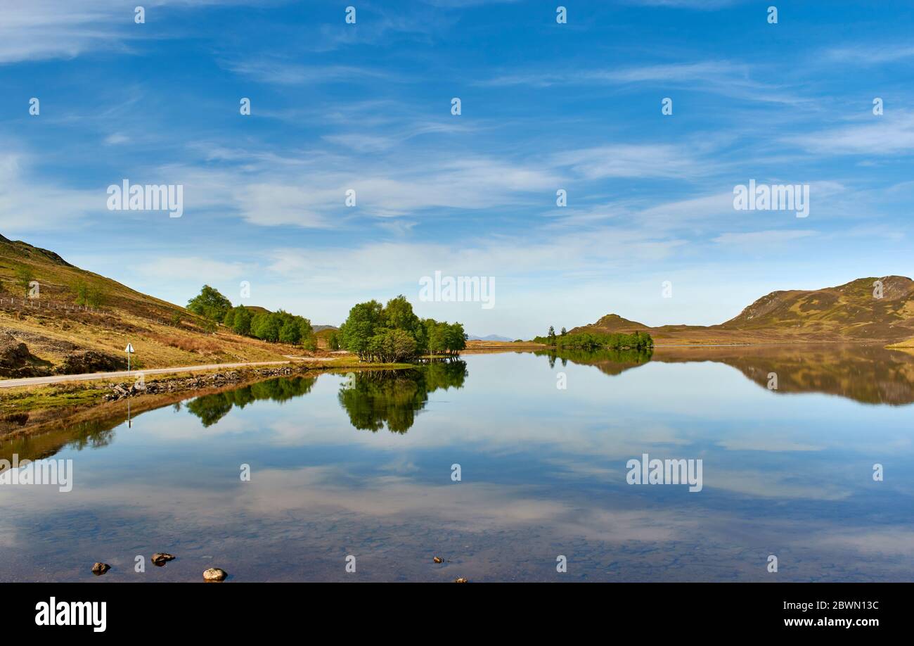 LA STRADA MILITARE DEL GENERAL WADE SUL LATO SUD DEL LOCH NESS SCOTLAND LOCH AL MATTINO PRESTO A LOCH TARFF Foto Stock