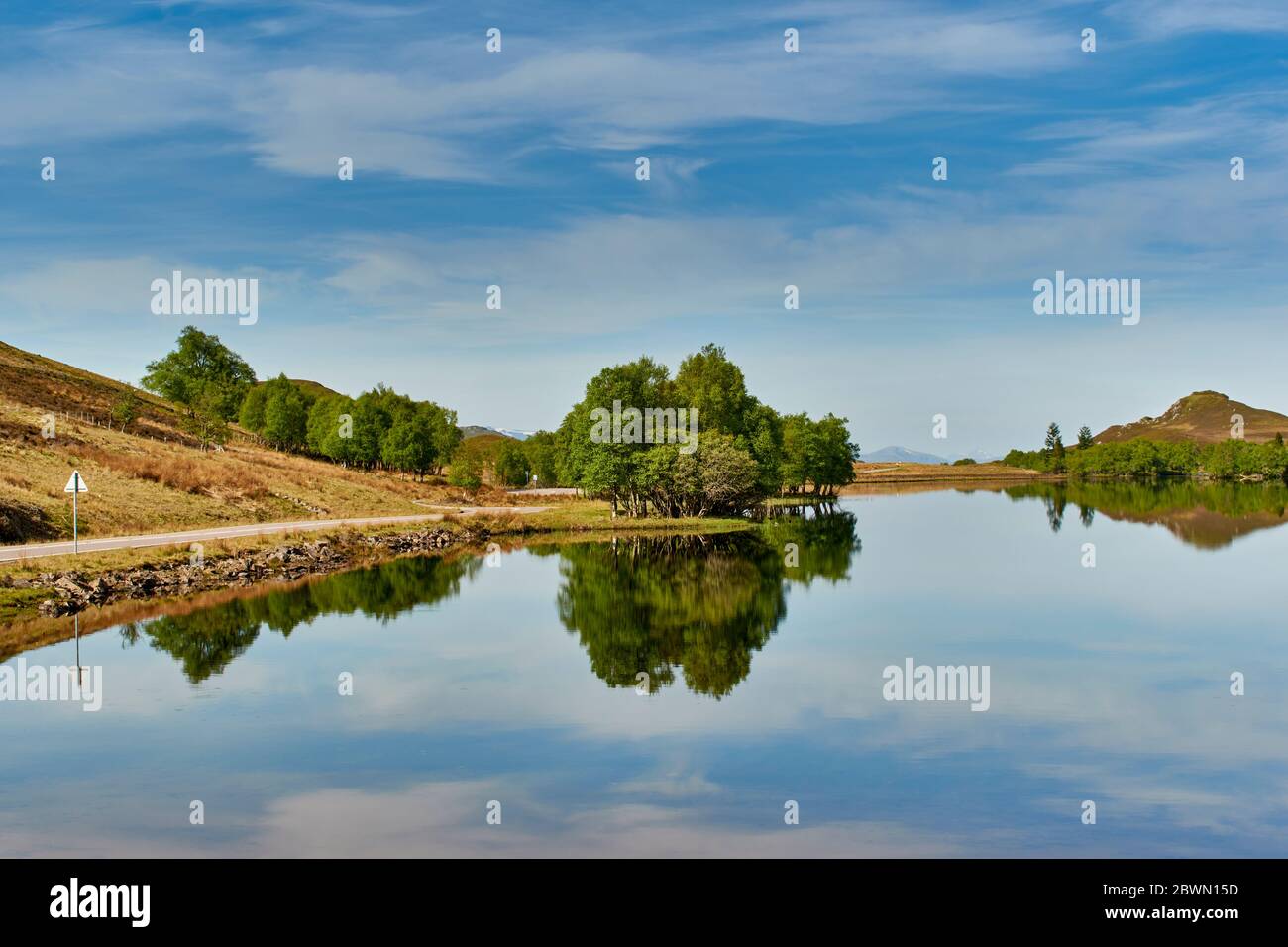 LA STRADA MILITARE DEL GENERAL WADE SUL LATO SUD DI LOCH NESS SCOTLAND LOCH RIFLESSIONI AL PRIMO MATTINO A LOCH TARFF Foto Stock