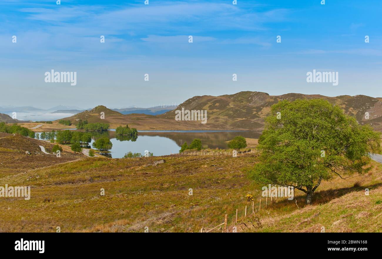 LA STRADA MILITARE DEL GENERAL WADE SUL LATO SUD DI LOCH NESS SCOTLAND LOCH TARFF E TURBINE EOLICHE IN LONTANANZA Foto Stock