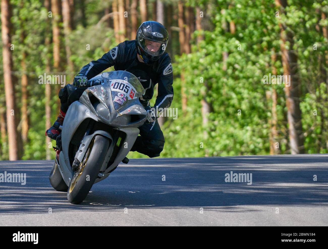 25-05-2020 riga, Lettonia. Il motociclista va su strada, vista frontale, closeup. Foto Stock