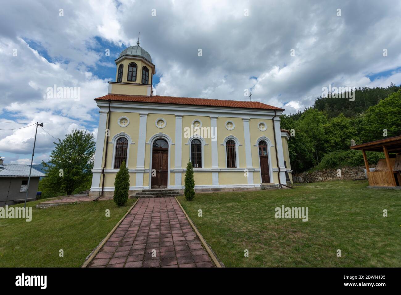 Cegrilovtsi, Bulgaria - 30 maggio 2020. Chiesa dell'Ascensione del Signore nel villaggio di Tsegrilovtsi, Bulgaria. Chiesa ortodossa orientale. Foto Stock