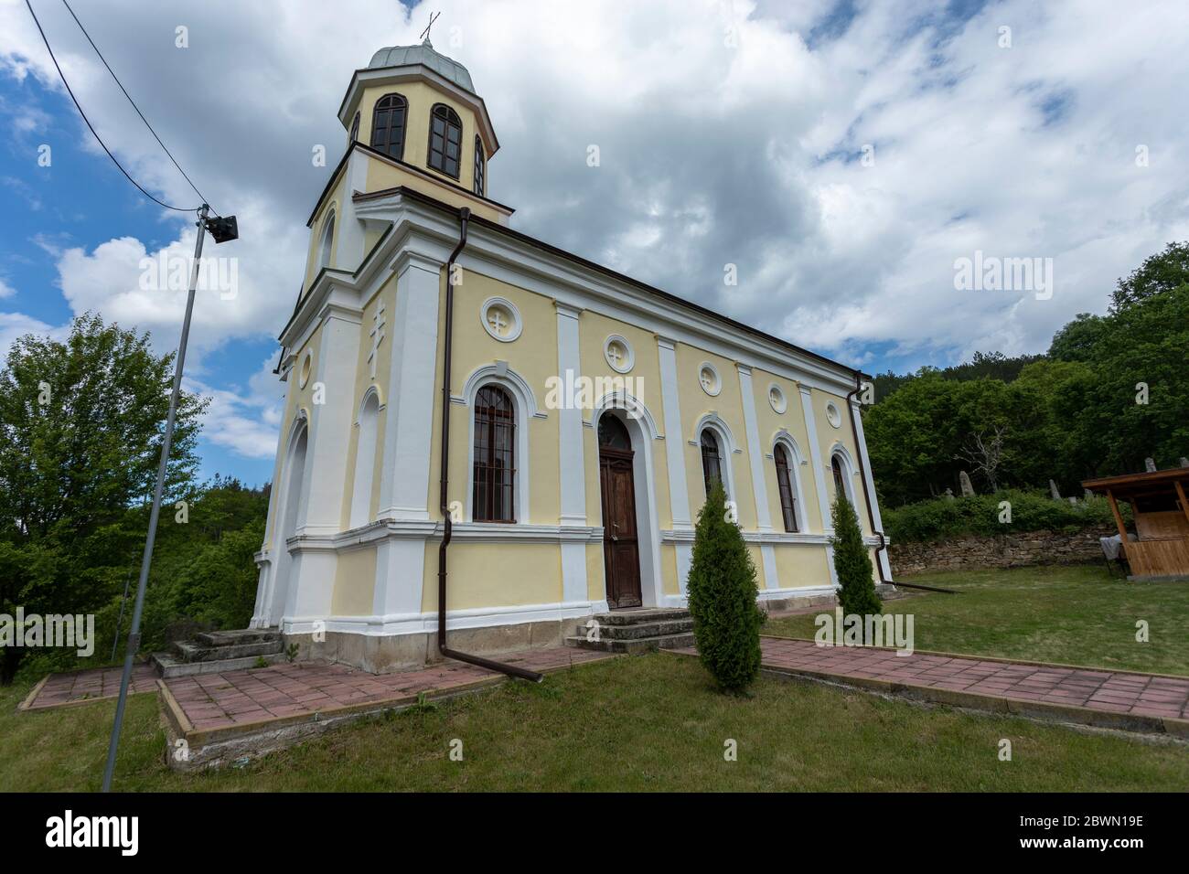 Cegrilovtsi, Bulgaria - 30 maggio 2020. Chiesa dell'Ascensione del Signore nel villaggio di Tsegrilovtsi, Bulgaria. Chiesa ortodossa orientale. Foto Stock