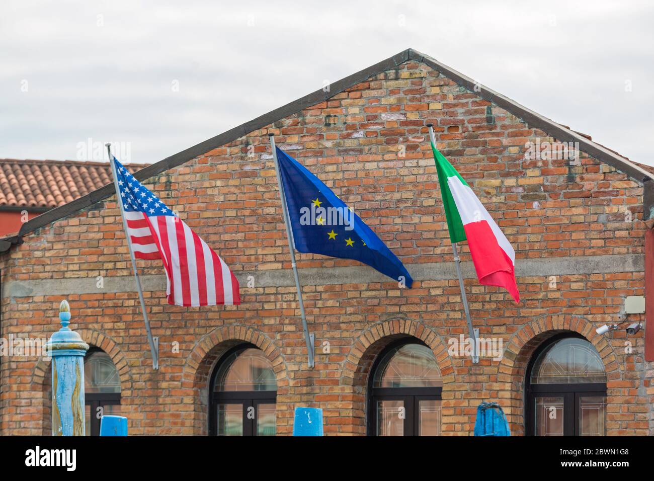 Stati Uniti e UE bandiere italiane in edificio di mattoni Foto Stock