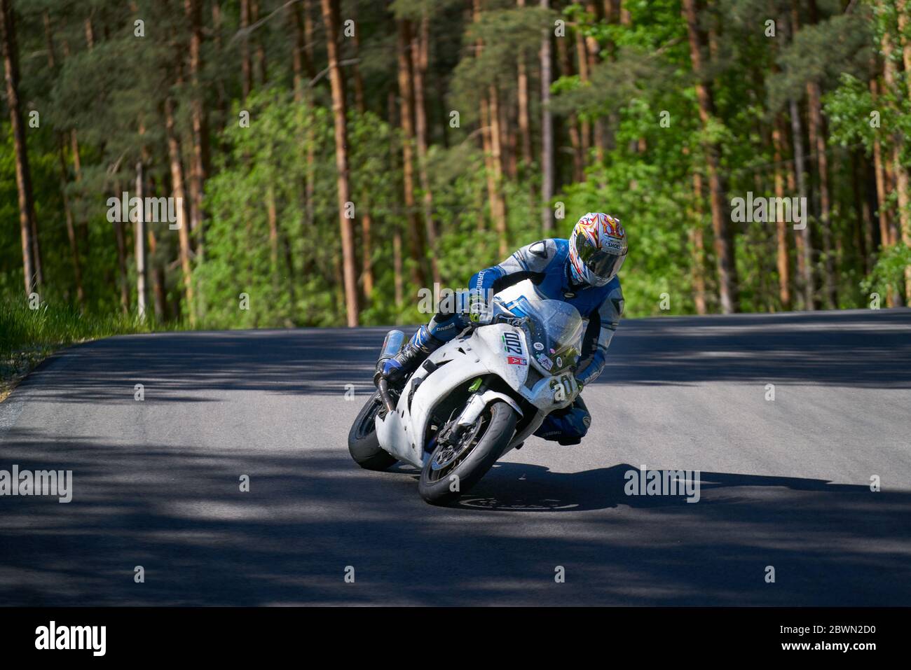 25-05-2020 riga, Lettonia. Il motociclista va su strada, vista frontale, closeup. Foto Stock