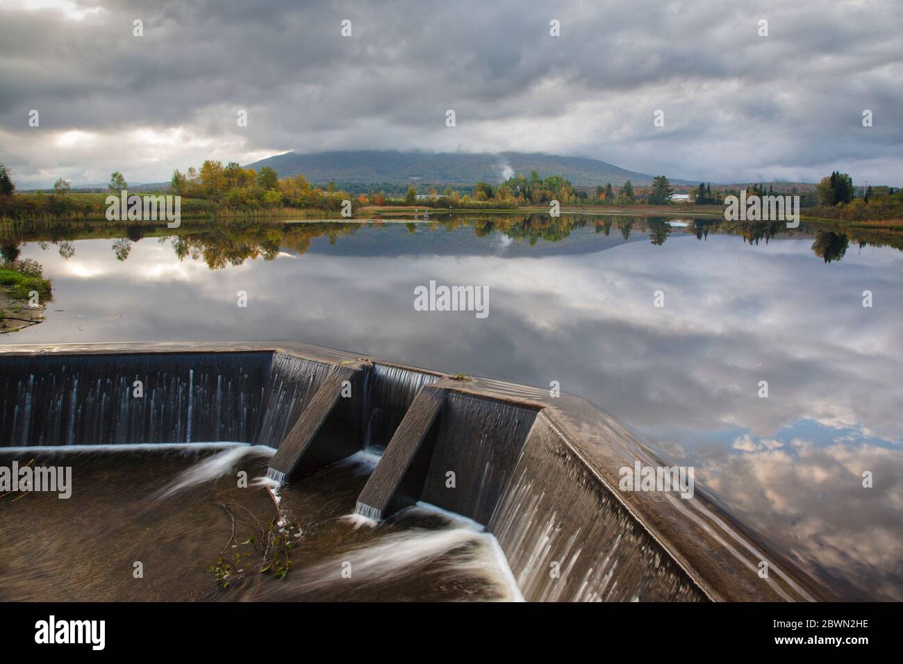 Riflessione di Cherry Mountain in aeroporto Marsh, vicino all'aeroporto regionale di Mt Washington, a Whitefield, New Hampshire USA una giornata nuvolosa. Foto Stock